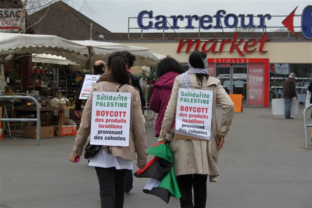 Devant Carrefour Market